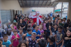 Equipes da campanha “Um Sonho de Natal” entregam presentes às crianças atendidas pela Aebas