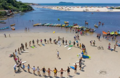 Dia Municipal do Surf é celebrado com tributo ao surfista Ricardinho, na Guarda do Embaú