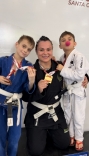 Amor pelo jiu-jitsu: mãe e filhos participam da mesma competição