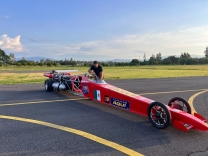 Palhocense e astro mexicano apresentam carro com turbina de avião em competição internacional