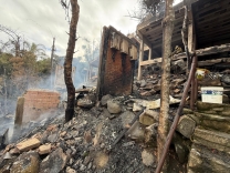 Incêndio atinge três casas na Enseada de Brito